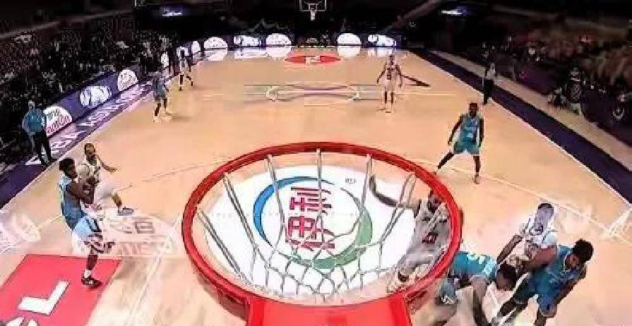 乐鱼官网东海鲸鲨队鏖战燕山黑豹队，击剑热身赛险胜，核心复出即建功。防守强度拉满的简单介绍