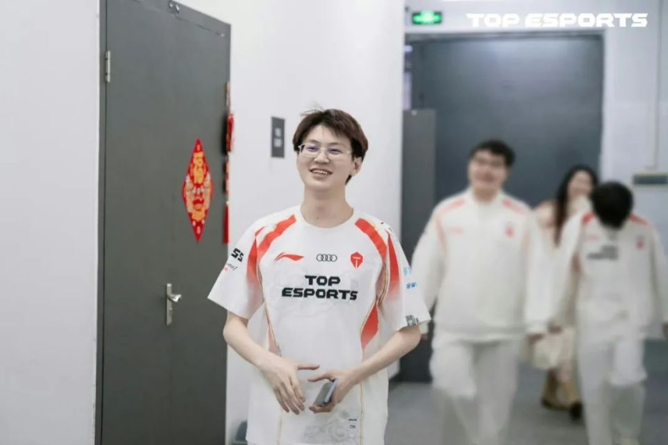 乐鱼 Ning迎来三赛季高光表现，DWG球迷沸腾！